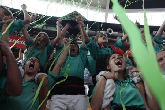 Els Castellers de Vilafranca recollint el premi que els corona com a guanyadors del Concurs de Castells, el 2 d'octubre de 2016. ACN