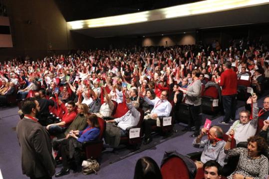 Els delegats del XIII Congrés del PSC, votant a favor de l'informe de gestió de l'executiva de Miquel Iceta. ACN/ Rafa Garrido