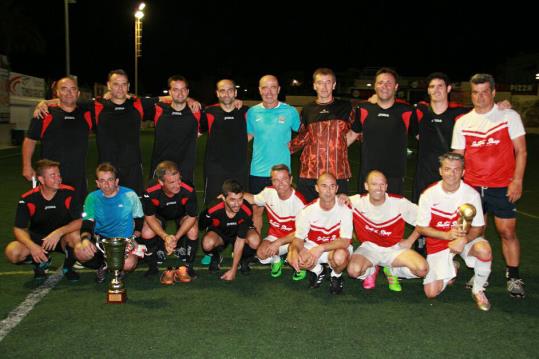 Els equip que van participar a la final amb els trofeus. Eix