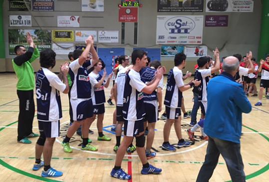 Els jugadors celebrant amb la grada la victòria. Eix