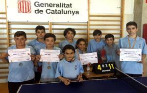 Els jugadors de l'escola de Tennis Taula de la Lira Vendrellenca. Eix