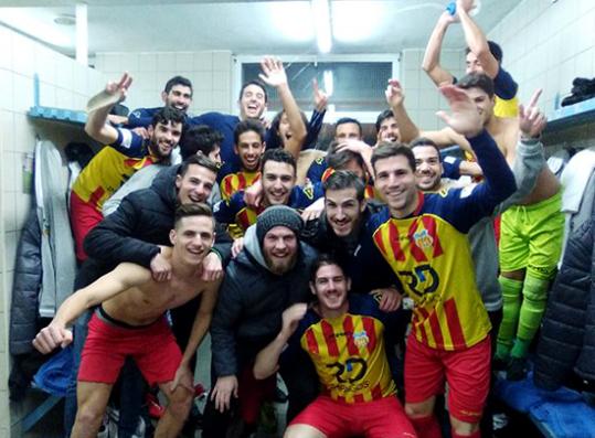 Els jugadors del Vilafranca celebrant la victòria. Eix