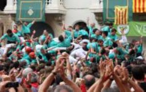 Els membres del folre del 4 de 10 dels Castellers de Vilafranca criden eufòrics després d'haver carregat aquest castell per primer cop