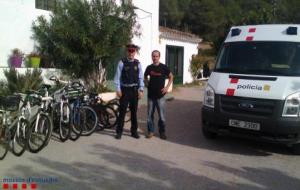 Els Mossos donen 13 bicicletes a la casa de colònies Can Foix de Cubelles. Mossos d'Esquadra