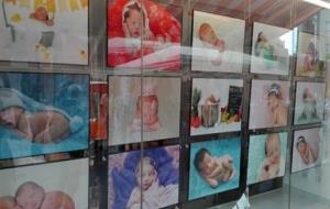 Els nadons, protagonistes de la nova exposició de l'Aparador Jove del Baix Penedès