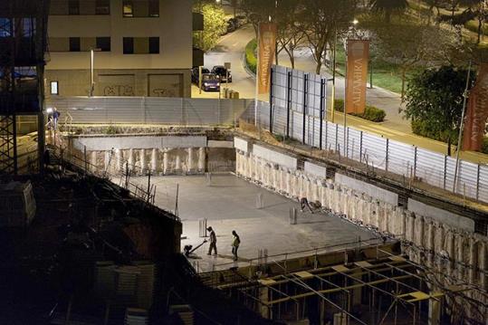 Els operaris treballant i fent soroll després de les 22.00 a 