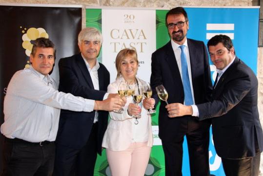 Els organitzadors del 20è Cavatast fent un brindis. Al centre, l'alcaldessa de Sant Sadurní d'Anoia, Maria Rosell. ACN