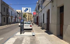 Els parquímetres del carrer de la Unió es col·loquen sobre plataformes fora de la vorera. Ajuntament de Vilanova