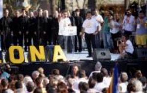 Els presidents d'Òmnium Cultural, Jordi Cuixart, i de l'ANC, Jordi Sánchez, a l'escenari de la mobilització de Barcelona