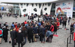 Els primers assistents al Mobile World Congress arribant al recinte firal de la Gran Via de l'Hospitalet de Llobregat abans de l'obertura de portes. A