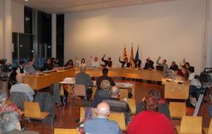 Els regidors del PSC, Fem Poble i PP votant a favor dels pressupostos del 2017. Ajt Sant Pere de Ribes