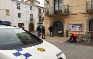 Els representants de la policia local de Cubelles i del Sindicat de Funcionaris de Policia a l'entrada a la reunió. EIX