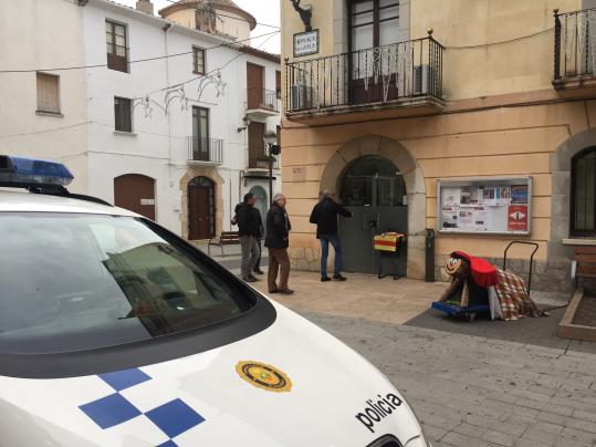 Els representants de la policia local de Cubelles i del Sindicat de Funcionaris de Policia a l'entrada a la reunió. EIX