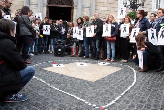 Els sindicats d'ensenyament recorden el professor assassinat fa un any i demanen recursos per prevenir les agressions. ACN