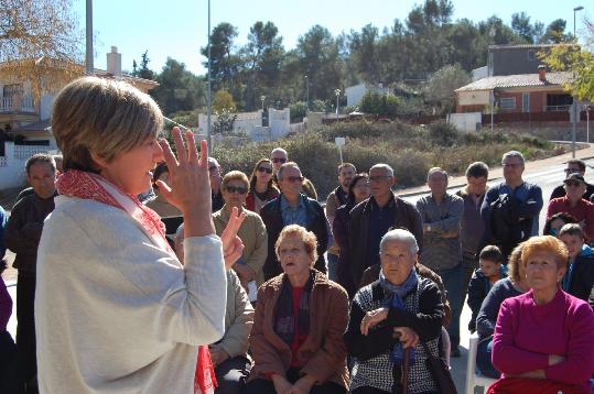 Els veïns de Mas Alba demanen a l'alcaldessa més neteja dels solars i millores de les comunicacions. Ajt Sant Pere de Ribes
