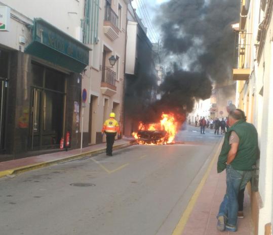 Ensurt a Bellvei per l'incendi d'un vehicle a l'avinguda de Nostra Senyora. EIX
