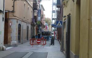 Ensurt a Vilanova pel cop d'un camió de neteja a la bastida d'un edifici en obres. Abel Pérez
