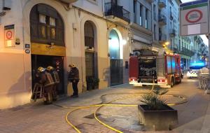 Ensurt en un local del carrer Escolapis de Vilanova per un petit incendi 