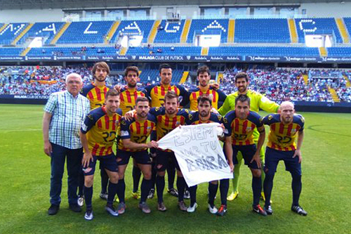 Equip amb pancarta de suport a Boira. Eix