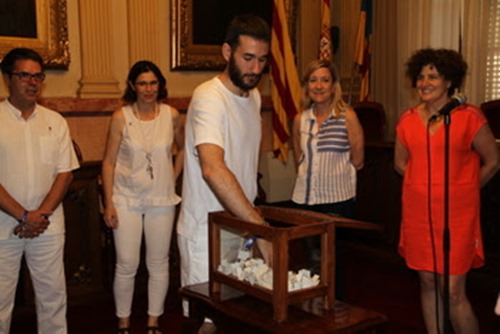 Escollits els guanyadors del sorteig per veure la Diada castellera des del balcó de l'Ajuntament. Ajuntament de Vilanova