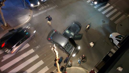 Espectacular accident a Vilanova, a la cruïlla entre els carrers de l'Aigua i Menéndez Pelayo. @jonivng