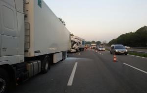 Espectacular accident entre dos camions a l'AP-7, que provoca llargues cues a Subirats