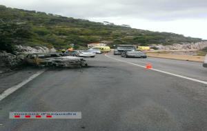 Espectacular accident entre dos turisme a la carretera de les Costes del Garraf