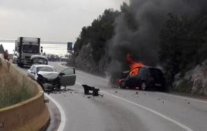 Espectacular accident entre dos turisme a la carretera de les Costes del Garraf. Víctor Torrent López