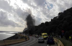 Espectacular accident entre dos turisme a la carretera de les Costes del Garraf