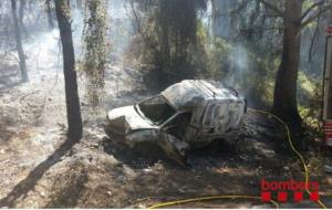 Estabilitzat un incendi de vegetació forestal a Cubelles causat per l’accident d’una furgoneta. Bombers