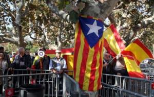Estelades i banderes espanyoles a l'exterior del Parlament, el 9-11-15. ACN