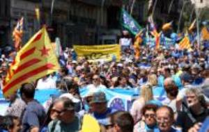 Estelades i lemes com 'Don't touch the river' en la manifestació en defensa de l'Ebre