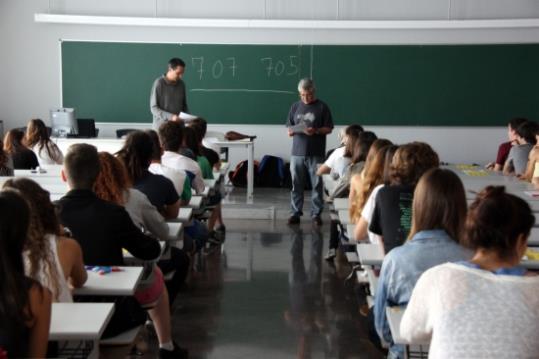 Estudiants atenent les explicacions dels membres del tribunal abans de l'inici de les proves d'accés a la universitat. ACN