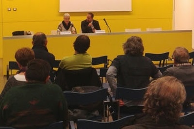 Fabián Mohedano explica el projecte de la reforma horària a la biblioteca Cardona. Ajuntament de Vilanova