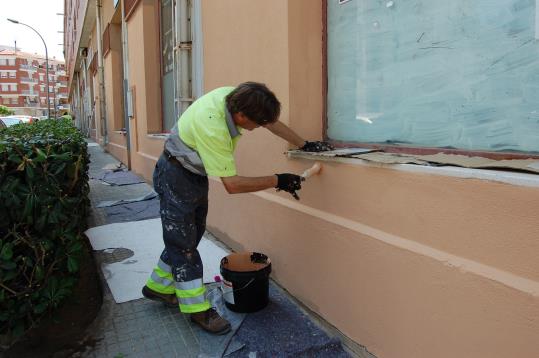 Fase final de la campanya de neteja de grafits a Sant Pere de Ribes. Ajt Sant Pere de Ribes