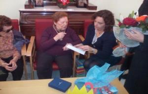 Felicitació a Àngela Busquet, una àvia centenària a Vilafranca del Penedès. Ajuntament de Vilafranca