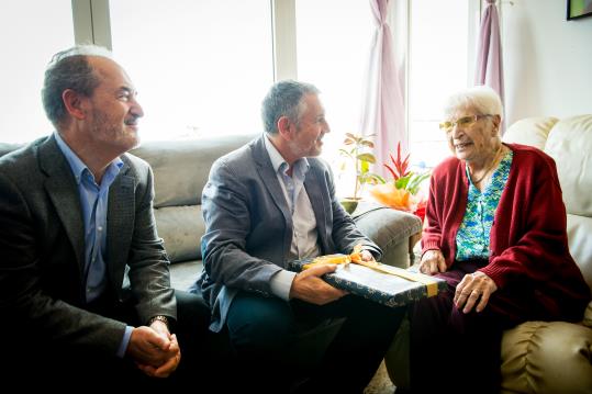 Felicitació a una àvia centenària. Ajuntament de Vilafranca