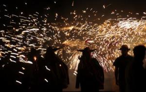 Foc i balls populars infantils en els actes previs de Santa Tecla a Sitges. Ajuntament de Sitges