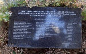 Fosa comuna del cementiri on estan enterrats els militars republicans . Eix