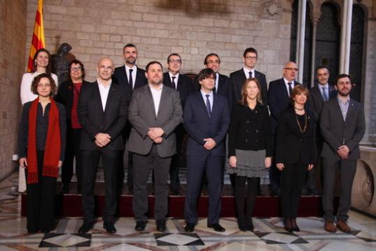 Foto de família del nou Govern tot just després de la presa de possessió dels nous consellers. ACN