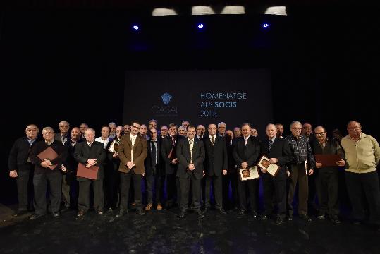 Foto de grup dels socis de 50 i 51 anys d’antiguitat al Casal . EIX