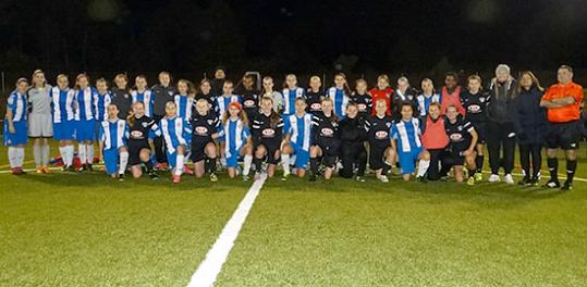 Foto de les jugadores del Oakwood Soccer Club i del R.C.D. Espanyol. Eix
