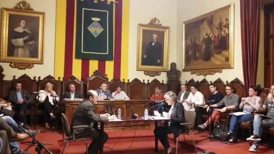 Glòria Valeri explicant les xifres de la sindicatura de greuges al 2015. Roger Vives