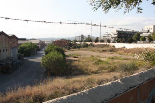 Gran pla general de la zona on conviuen la fàbrica de Componentes Vilanova i els veïns més propers. Els edificis es poden observar al fons de la imatg