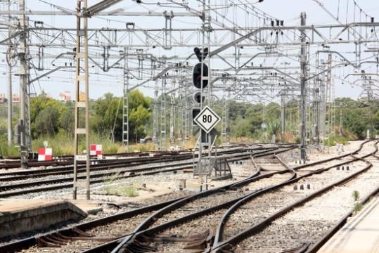 Gran pla general de les vies del tren a Sant Vicenç de Calders. ACN