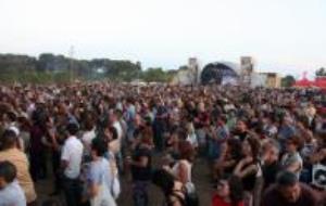 Gran pla general dels milers d'espectadors del concert de Villagers al Vida 2016, amb l'escenari Estrella Damm al fons