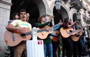 Grup de músics interpretant davant un sonòmetre a la plaça de la Vila el 'She loves you' dels Beatles però amb la lletra adaptada