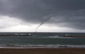 Imatga d'una de les mànegues marines que s'han vist avui des de la platja de Sitges. David Mata