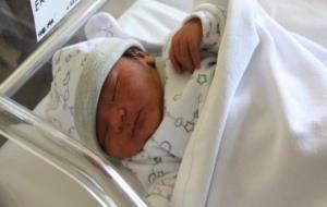 Imatge d'arxiu d'un nadó recent nascut al bressol de l'hospital. ACN