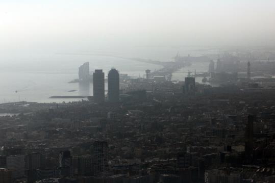 Imatge d'arxiu panoràmica de la ciutat de Barcelona, en què s'observen els alts nivells de contaminació. ACN